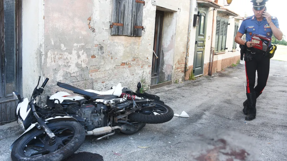La moto a terra dopo l'impatto