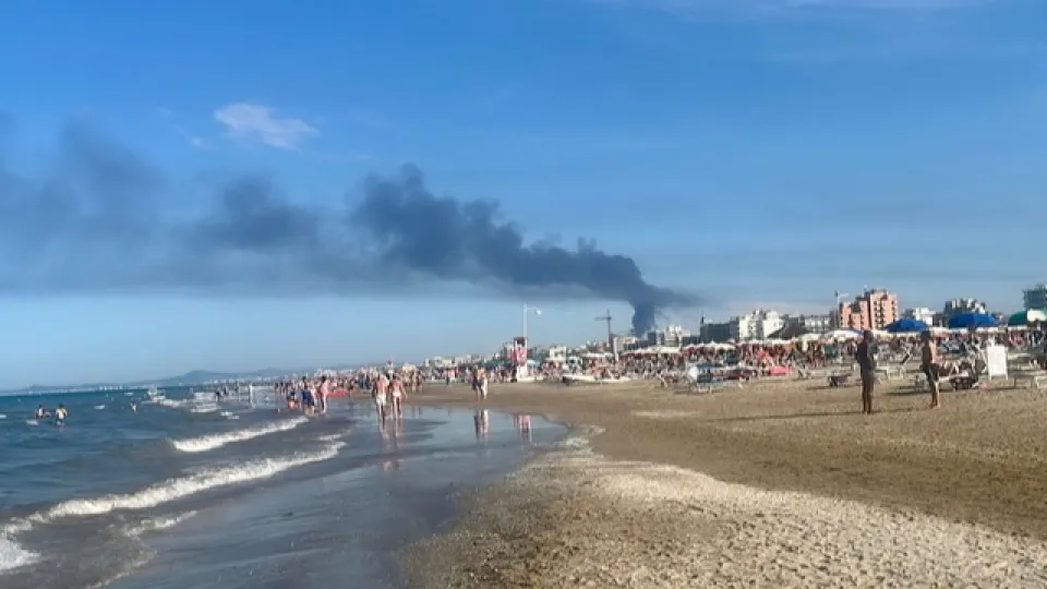 la nube di fumo vista dal mare