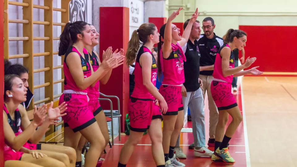 La panchina della Ren-Auto Rimini Happy Basket festeggia