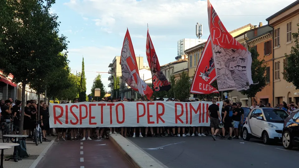 La partenza del corteo davanti alla sede del Rimini F.C.