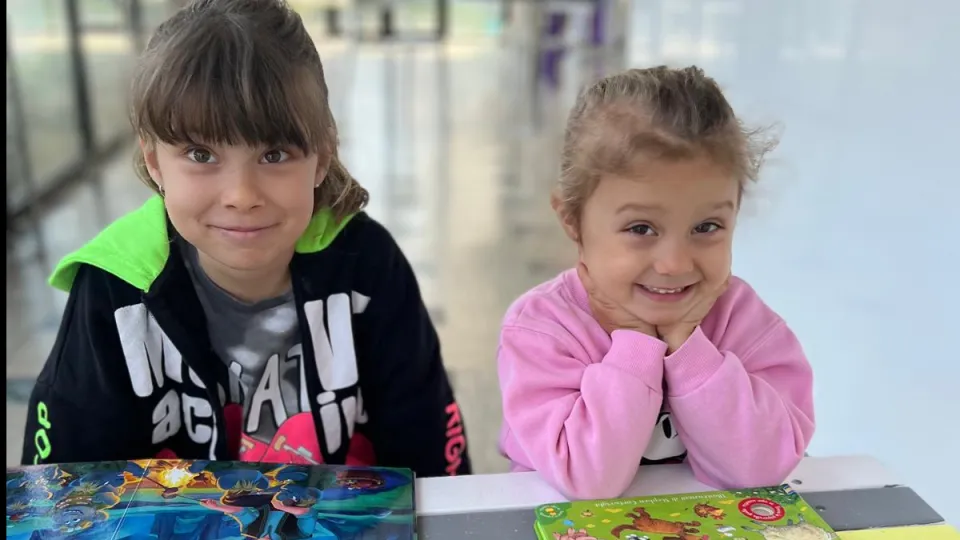 la piccola Martina con la sorella più grande Matilde