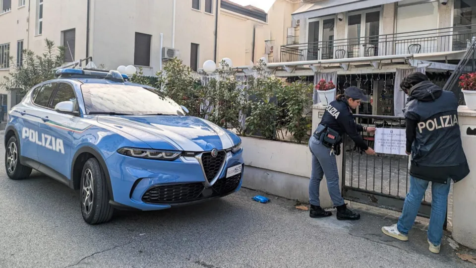 La Polizia appone i sigilli alla struttura ricettiva