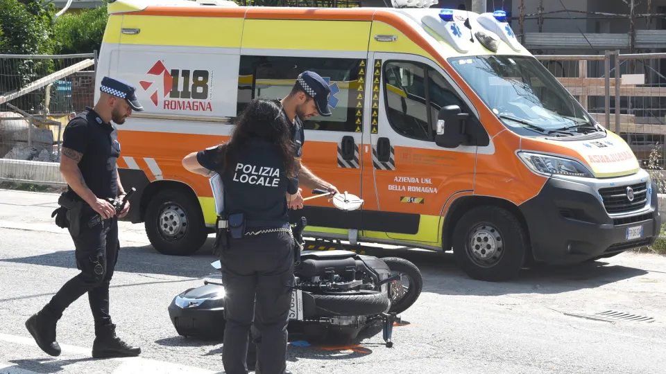 La polizia Locale di Riccione durante i rilievi e il 118