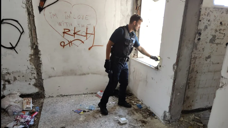 la polizia locale nell'hotel chiuso occupato abusivamente