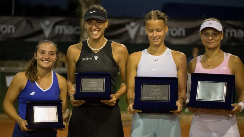 La premiazione della finale del doppio nell'Itf di Viserba