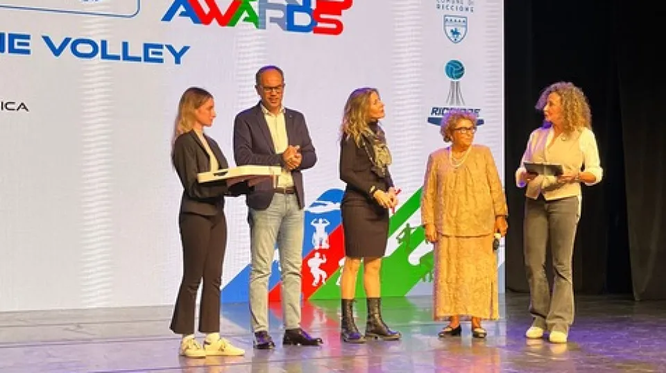 La premiazione di Gigliola Mattei, presidente del Pattinaggio Riccione