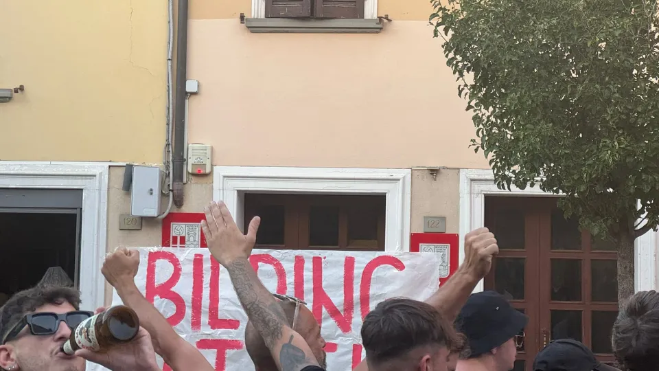 La protesta degli ultras biancorossi davanti alla sede del Rimini F.C.