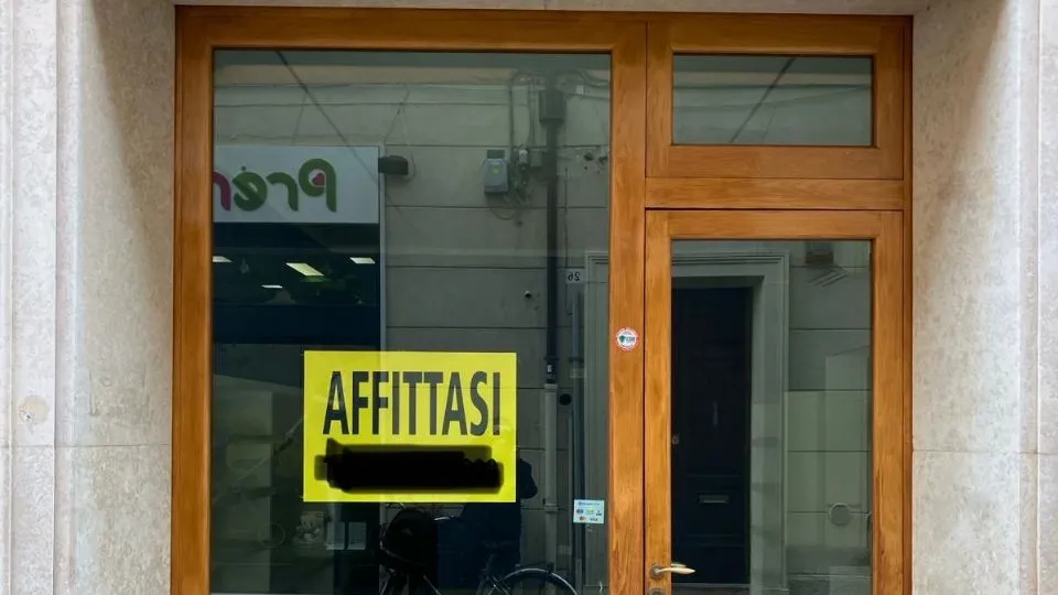 uno dei tanti negozi sfitti del centro di Rimini
