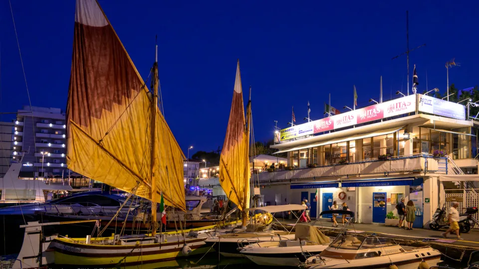 la Saviolina davanti al club nautico di Riccione