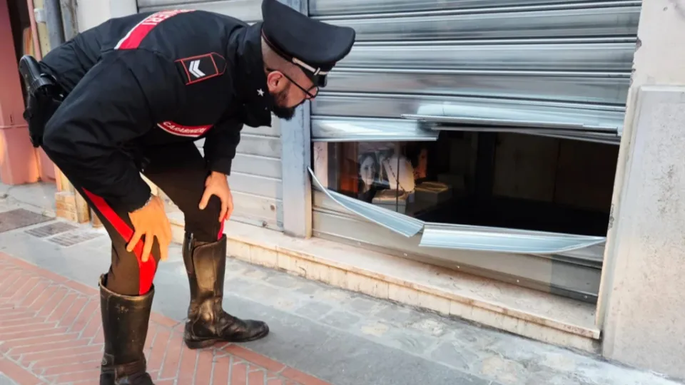 la serranda tagliata col flessibile (Adriapress)