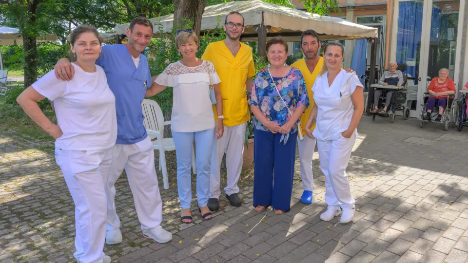 la sindaca con i sanitari
