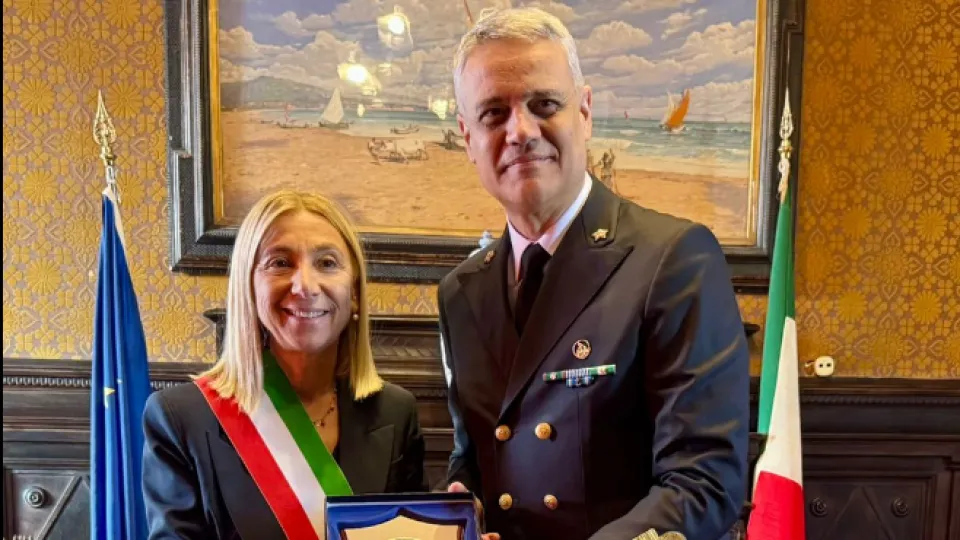 La sindaca con il comandante