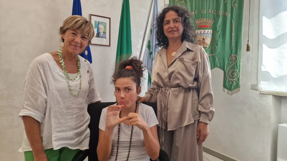 La sindaca Daniela Angelini, Emanuela Defranceschi della Associazione Anmr e Elena