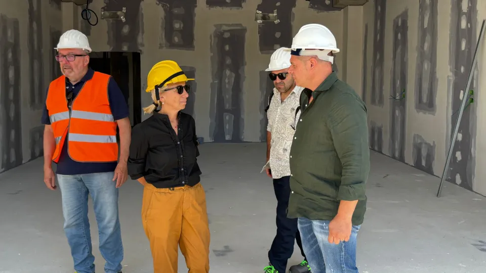la sindaca e l'assessore in cantiere