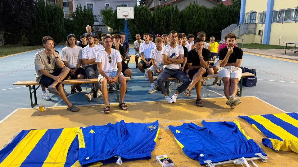 La squadra della Stella durante la presentazione