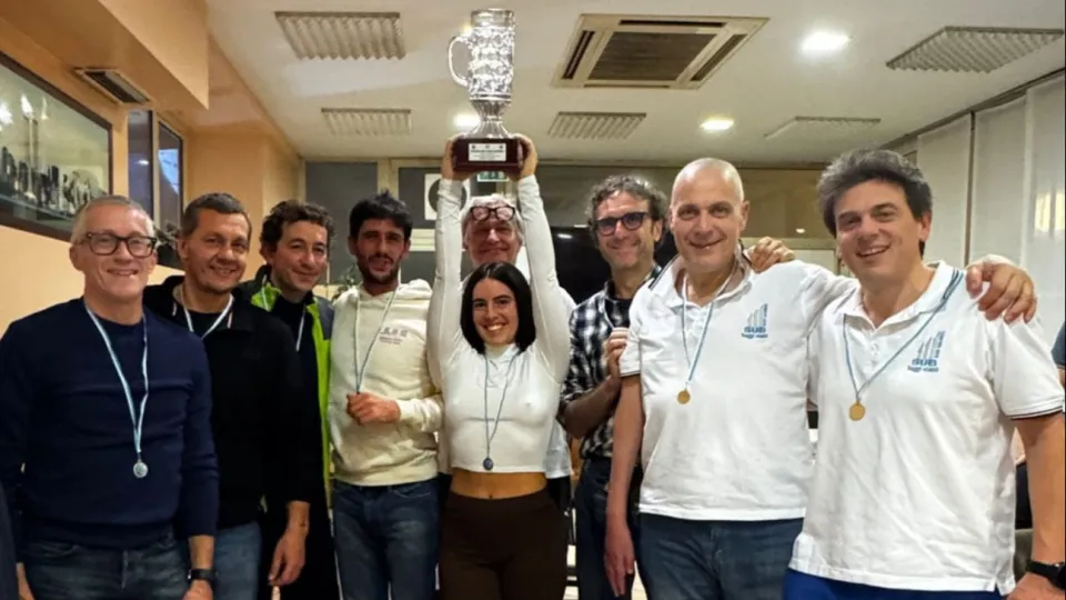 La squadra della Sub Haggi Statti con la coppa