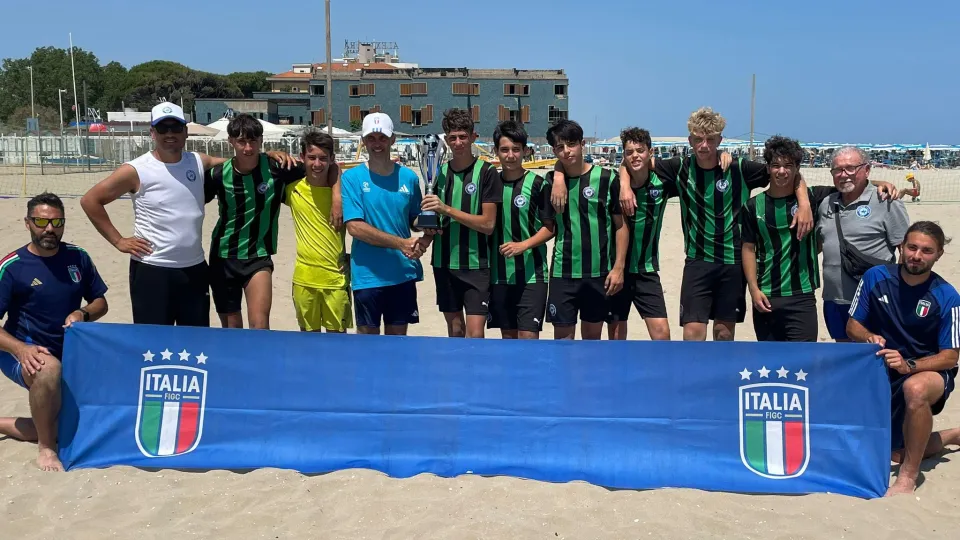 La squadra riccionese con la coppa