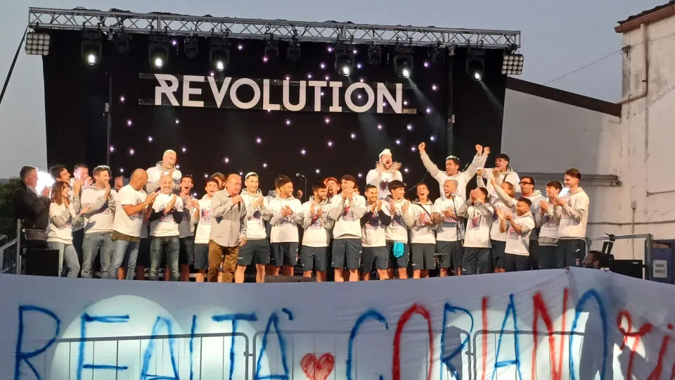 La squadra sul palco insieme al presidente Tiziano Marzi