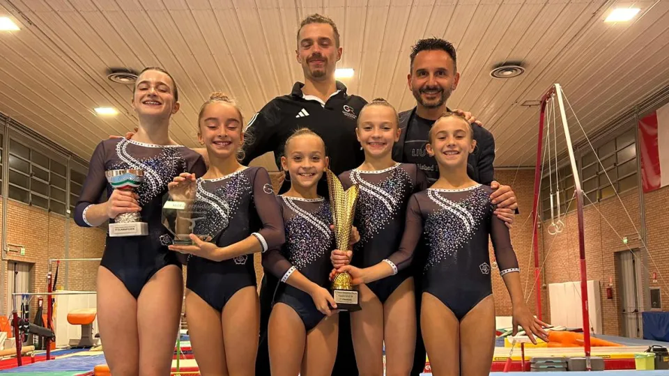 La squadra sul podio con il tecnico Lorenzo Mulitze ed il presidente Francesco Poesio