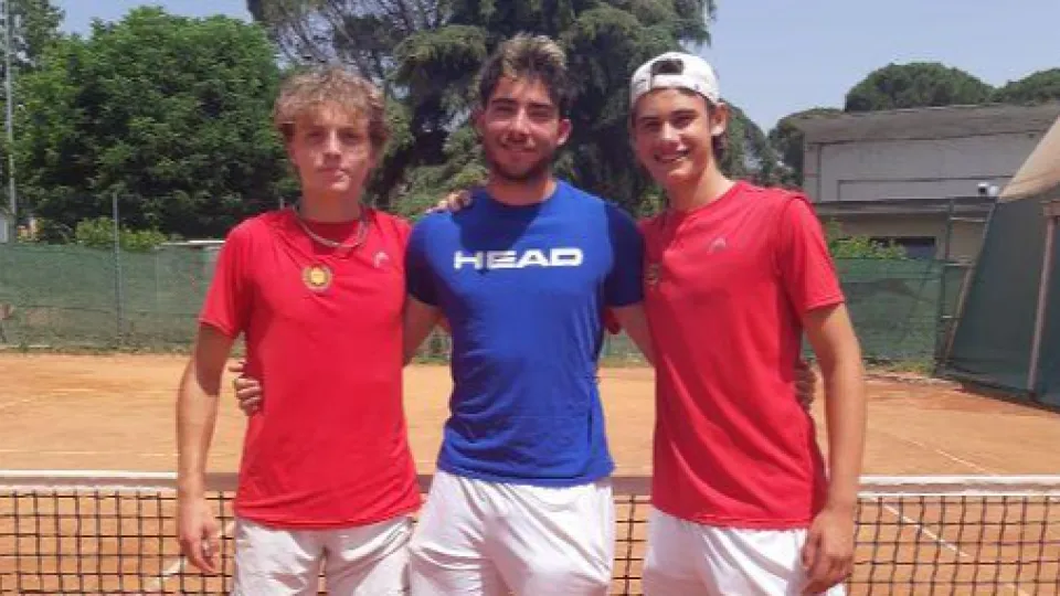 La squadra Under 18 del Forum di due anni fa, Nicola Ravaioli e Tommaso Filippi con il capitano Sasha Marinoni