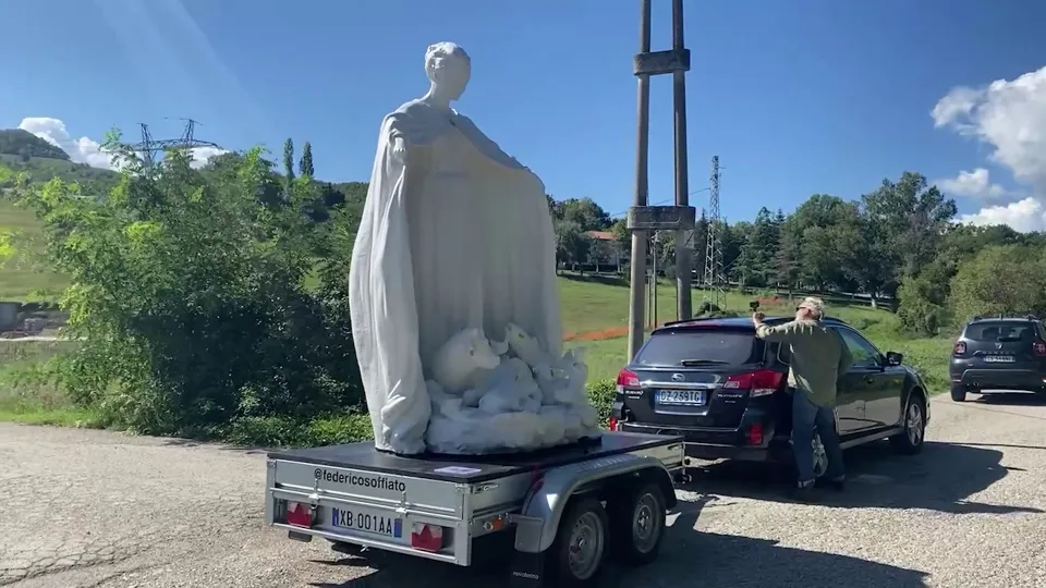 La statua davanti all'allevamento a Cavallara