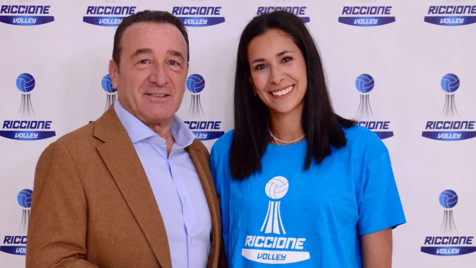 La stretta di mano tra Alessia Castellucci ed il DS Sanzio Sacchetti