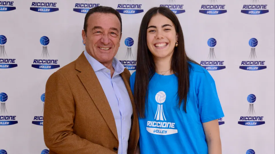 La stretta di mano tra Ludovica Merli ed il DS Sanzio Sacchetti