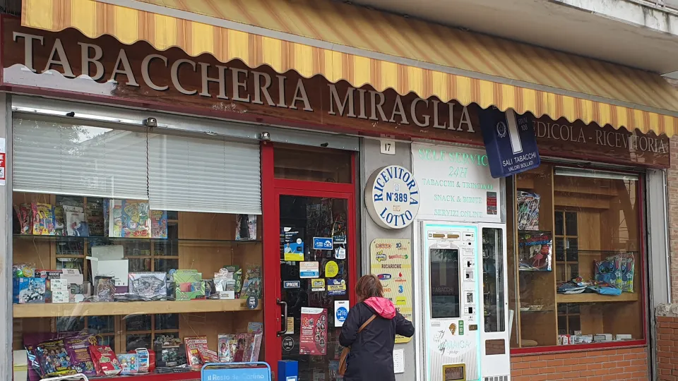la tabaccheria di via Coletti