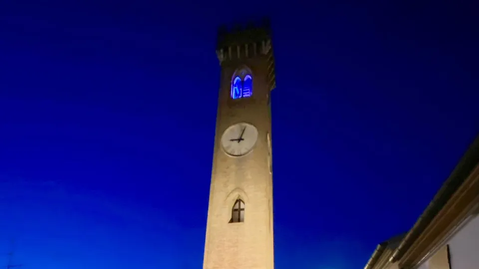 La Torre dell'Orologio di Santarcangelo di Romagna illuminata di azzurro