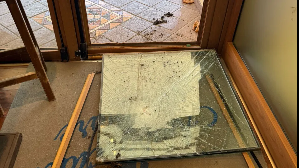 la vetrata di ingresso del ristorante divelta