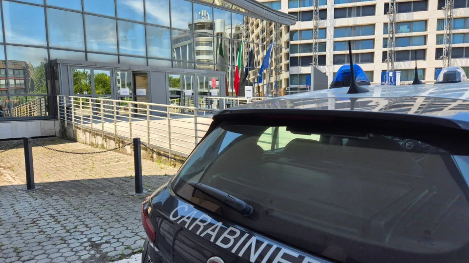 La vettura dei carabinieri davanti al tribunale di Rimini