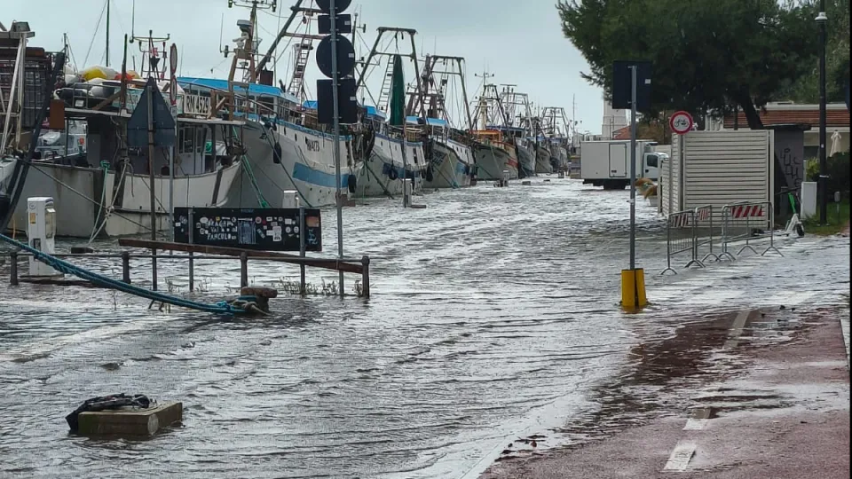 l'acqua sulle banchine  a seguito della mareggiata