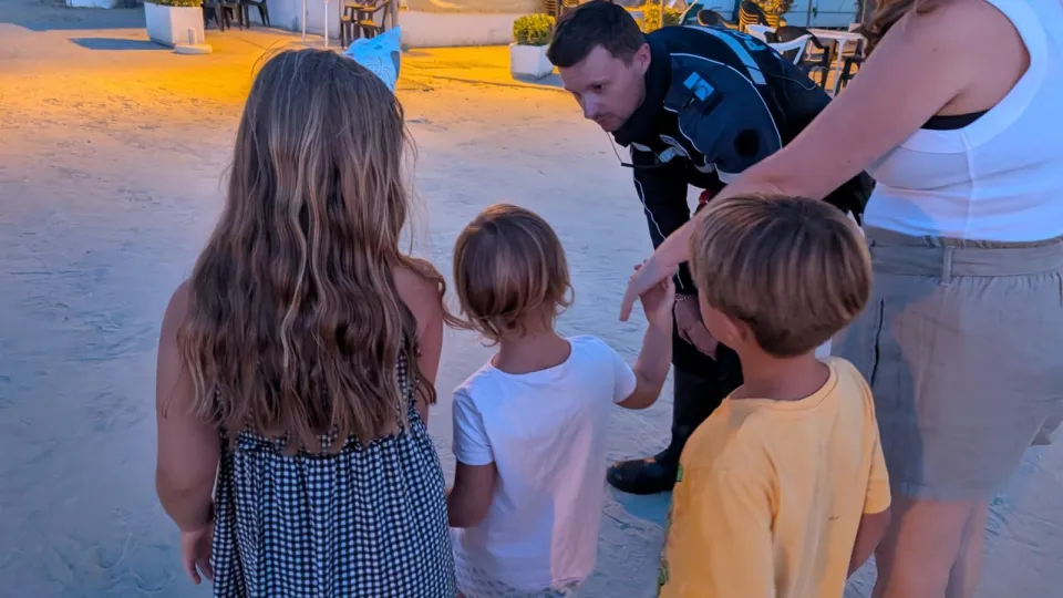 L'agente rassicura la bimba che si era persa
