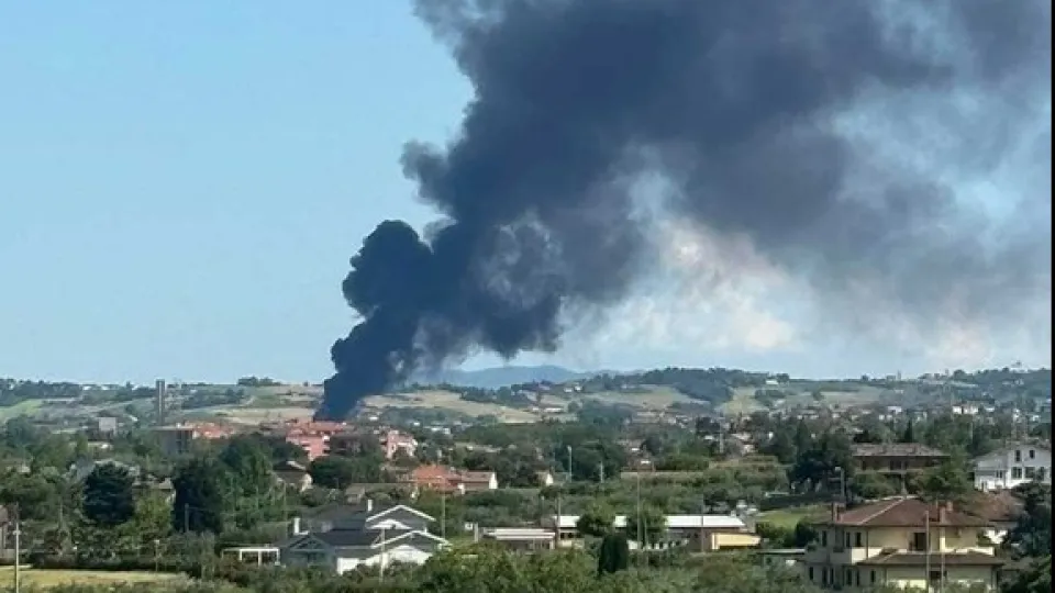 L'alta colonna di fumo per l'incendio all'impianto di Hera