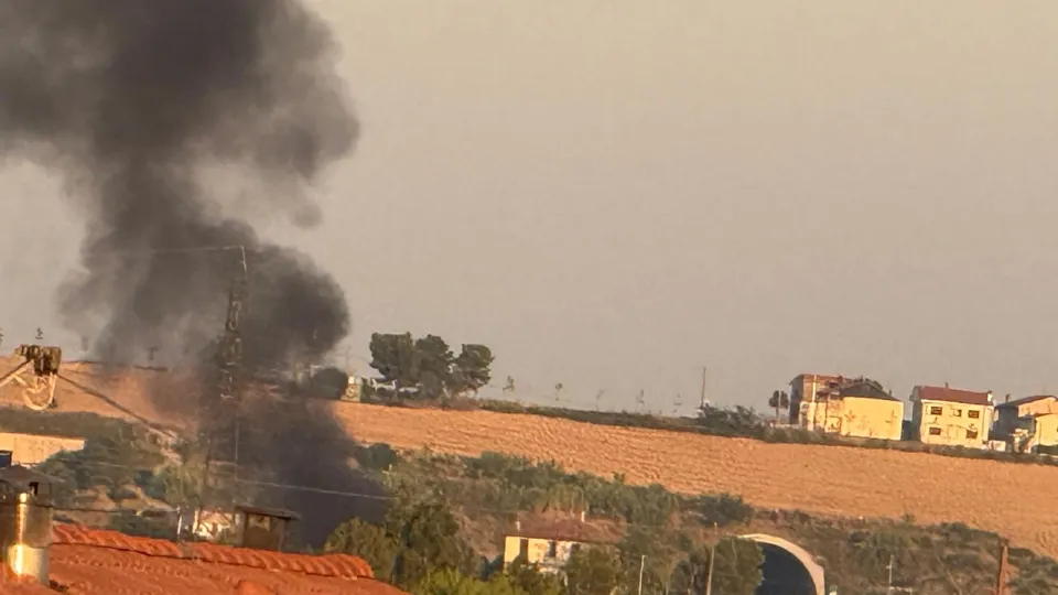 l'alta colonna di fumo, visibile a  km di distanza