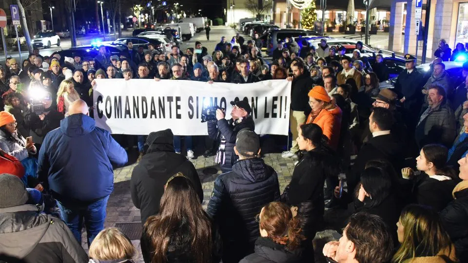 lo striscione di solidarietà ai carabinieri a Verucchio. © Manuel Migliorini – Adriapress.
