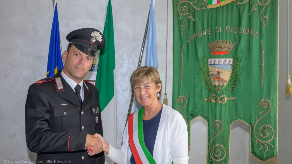 L'appuntato Giugliano insieme alla sindaca Angelini