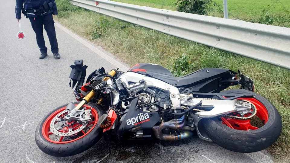 L'Aprilia dopo l'impatto (foto Migliorini)