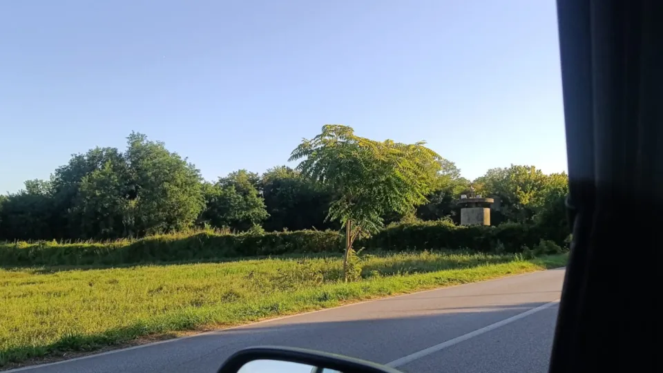 l'area della ex polveriera vista dalla strada