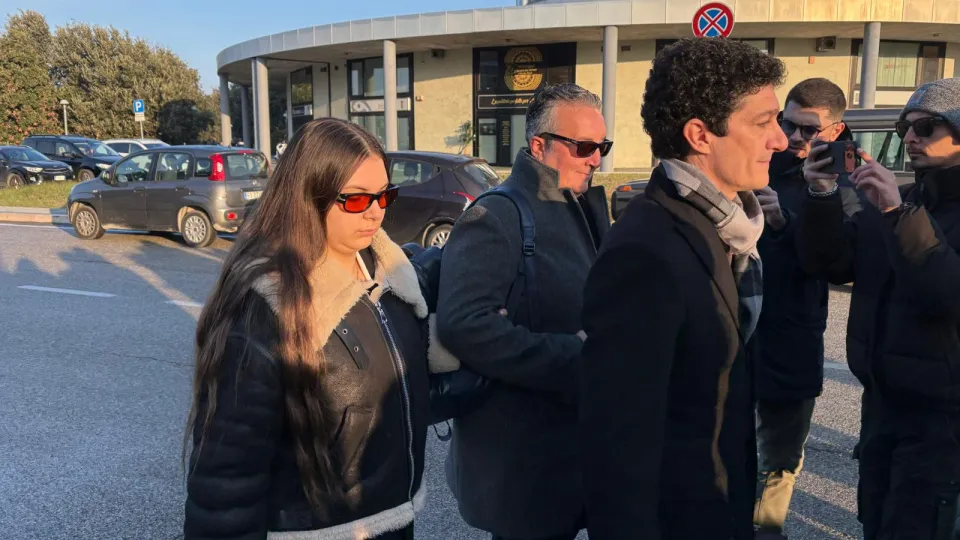 l'arrivo di Giorgia Saponi in tribunale, accompagnata dal padre Giuliano e dal legale Lunedei