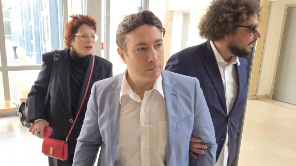 L'arrivo in tribunale di Loris Bianchi, accompagnato da Nunzia e Davide Barzan