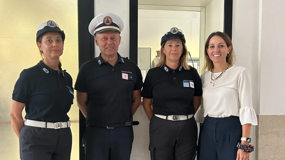 L'assessora Gabellini insieme agli agenti