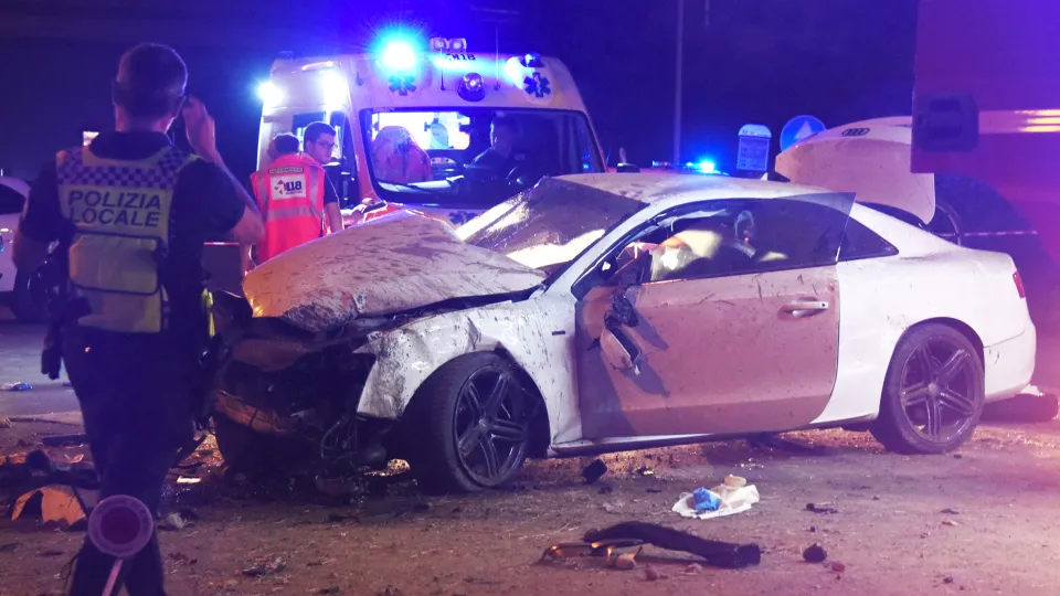 L'Audi distrutta dopo l'impatto (foto Migliorini)