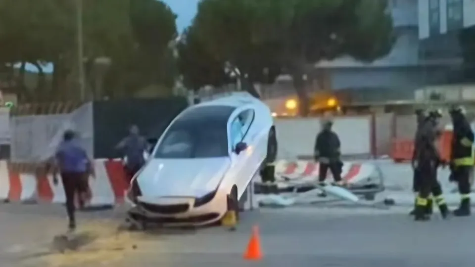 l'auto incastrata nelle barriere del cantiere