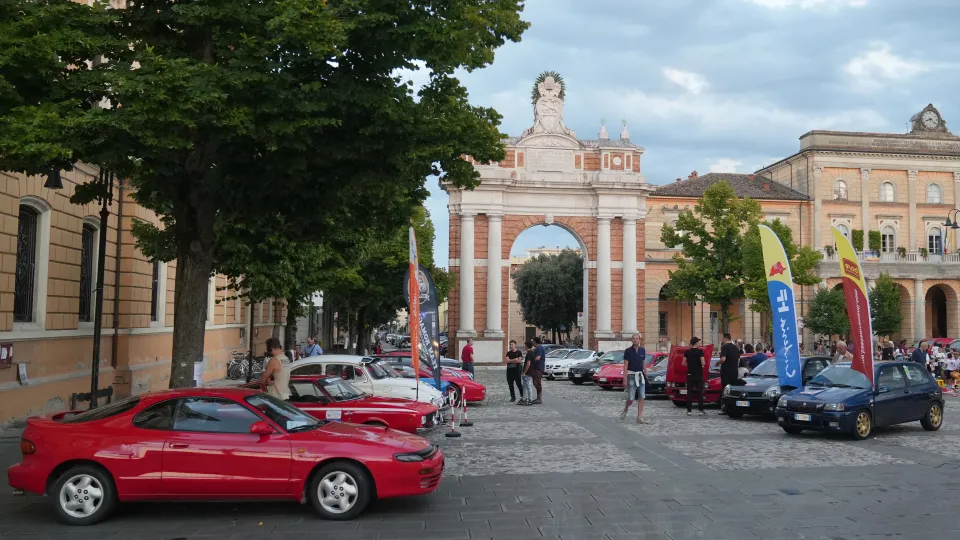 Le auto esposte in piazza Ganganelli