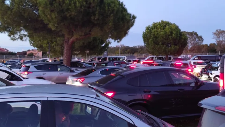 le code in uscita dal parcheggio (Newsrimini)