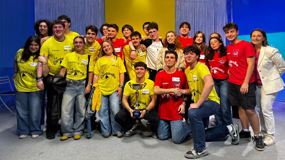 Le due squadre finaliste con la coppa