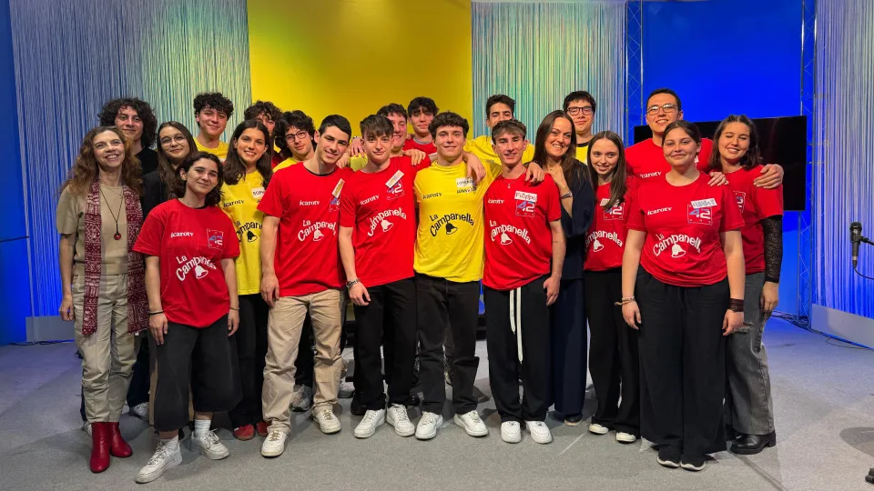 Le due squadre insieme a fine puntata. Entrambe festeggiano l'approdo in semifinale