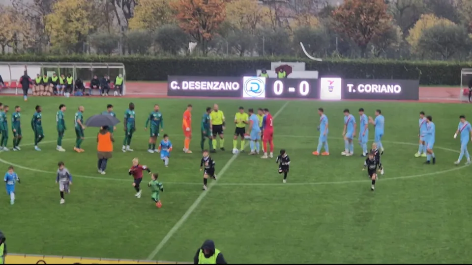 Le due squadre prima del calcio d'inizio