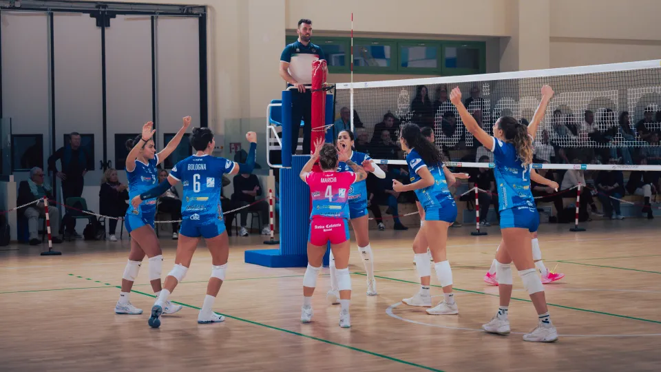 Le giocatrici della Lasersoft Riccione festeggiano dopo un punto